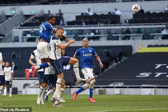 Calvert-Lewin (áo xanh) bật cao đánh đầu ghi bàn cho Everton. 