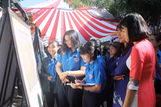 Giáo viên và học sinh Trường THPT Lý Tự Trọng xem triển lãm.