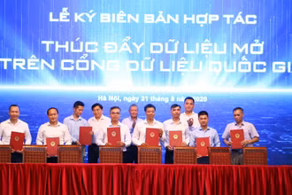Đại diện các đơn vị thuộc Bộ TT-TT, Bộ Tài nguyên và Môi trường, Bộ Khoa học và Công nghệ, Bộ Y tế, Bộ Giáo dục và Đào tạo, Bảo hiểm xã hội Việt Nam, Đại học Quốc gia Hà Nội, Tổng công ty Bưu điện Việt Nam ký biên bản hợp tác về thúc đẩy dữ liệu mở và đồng hành trong việc xây dựng và triển khai hoàn thiện Cổng dữ liệu quốc gia. 