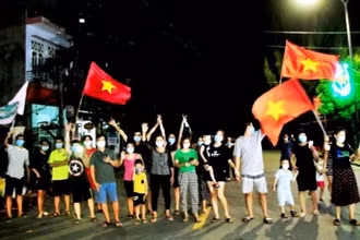 Người dân khu phố Mạc Thị Bưởi (thị trấn Nam Sách) phấn khởi khi được gỡ bỏ cách ly y tế, rạng sáng 14-9.