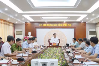 Chủ tịch UBND tỉnh Phú Thọ Bùi Văn Quang làm việc với các cơ quan chức năng, khẩn trương khắc phục hậu quả vụ việc.