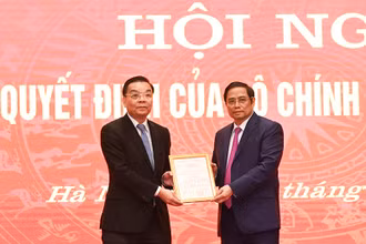 Đồng chí Phạm Minh Chính, Ủy viên Bộ Chính trị, Bí thư T.Ư Đảng, Trưởng Ban Tổ chức Trung ương trao quyết định cho đồng chí Chu Ngọc Anh. Ảnh: DUY LINH