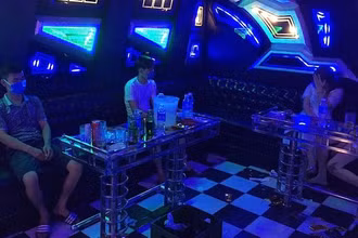 Các đối tượng bị bắt quả tang sử dụng ma tuý, bóng cười trong quán karaoke Hương Quê.
