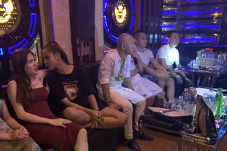 "Dũng trọc" cùng các đối tượng tại quán Kaoraoke.