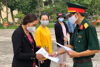Trao giấy chứng nhận hoàn thành cách ly tập trung cho người dân từ tâm dịch Đà Nẵng trở về địa phương.