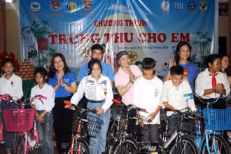 Ban tổ chức tặng xe đạp cho học sinh vùng cao đến trường học tập.