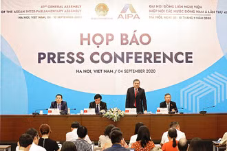 Đồng chí Nguyễn Văn Giàu cung cấp thông tin về Đại hội đồng AIPA 41 tại buổi họp báo. 