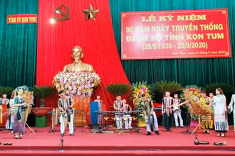 Biểu diễn văn nghệ tại Lễ kỷ niệm 90 năm Ngày truyền thống Đảng bộ tỉnh Kon Tum.