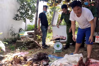 Ông Thành (áo trắng) cùng tang vật vụ việc tại thời điểm lực lượng chức năng kiểm tra phát hiện.