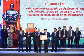 Thủ tướng Nguyễn Xuân Phúc trao các phần thưởng cao cho Đài Tiếng nói Việt Nam. (Ảnh: TRẦN HẢI)
