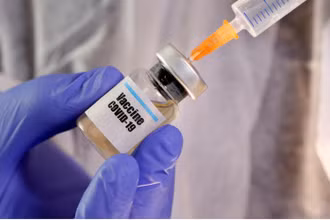 Vaccine của AstraZeneca được đánh giá là ứng viên đang dẫn đầu trong cuộc chạy đua toàn cầu nhằm tìm ra vaccine ngừa Covid-19. (Ảnh: Reuters)