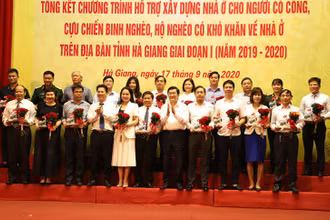 Nguyên Chủ tịch nước Trương Tấn Sang và Bí thư Tỉnh ủy Hà Giang, Đặng Quốc Khánh tri ân các doanh nghiệp đóng góp thực hiện chương trình.