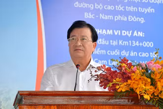 Phó Thủ tướng Chính phủ Trịnh Đình Dũng phát biểu chỉ đạo và phát lệnh khởi công xây dựng Dự án thành phần đoạn Vĩnh Hảo - Phan Thiết thuộc dự án xây dựng một số đoạn đường bộ cao tốc trên tuyến bắc – nam phía đông.