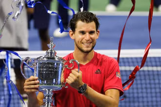 Dominic Thiem ẵm trên tay Cúp vô địch US Open 2020. (Ảnh: ATP)