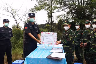 Đại diện Đồn Biên phòng Sen Thượng, Việt Nam tặng quà lưu niệm Đại đội quản lý biên giới Giang Thành, Trung Quốc.