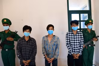 Các đối tượng trong đường dây đưa người nhập cảnh trái phép vào lãnh thổ Việt Nam đang bị tạm giữ tại Đồn Biên phòng CKQT Hoa Lư.