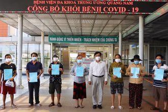 Bệnh viện đa khoa T.Ư Quảng Nam trao thủ tục ra viện bảy BN khỏi bệnh. 