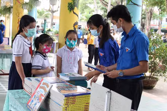 Đoàn viên hỗ trợ các em nhận sách