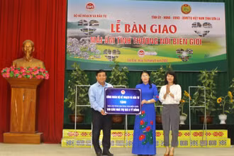 Đồng chí Nguyễn Chí Dũng trao tặng biển hỗ trợ 100 căn nhà cho huyện Sốp Cộp. 