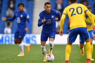 Hakim Ziyech cầm bóng trong trận giao hữu với chính Brighton & Hove Albion. (Ảnh: ES)