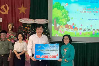 Quỹ Phát triển ĐHQG TP Hồ Chí Minh trao học bổng cho học sinh trung tâm.