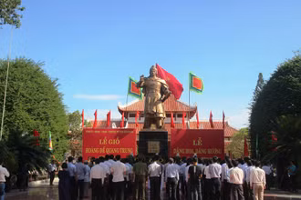Đoàn đại biểu lãnh đạo tỉnh Bình Định và các tầng lớp nhân dân dâng hương, dâng hoa tại tượng đài Hoàng đế Quang Trung và đền thờ Tây Sơn Tam kiệt (trong Bảo tàng Quang Trung).