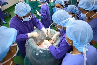 Các bác sĩ tiến hành ghép phổi cho bệnh nhân.
