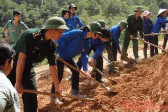 Cán bộ, chiến sĩ Đồn Biên phòng Chi Ma cùng thanh niên tình nguyện làm đường giao thông nông thôn tại thôn Chi Ma (xã Yên Khoái, huyện Lộc Bình, tỉnh Lạng Sơn). (Ảnh: Hùng Tráng)