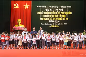 Đồng chí Trần Văn Chung, Phó Bí thư thường trực Tỉnh ủy cùng đại diện Hội Khuyến học, Hội Nông dân tỉnh Nam Định trao học bổng cho các em học sinh nghèo hiếu học.
