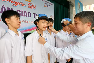 Tặng mũ bảo hiểm cho học sinh Quảng Yên