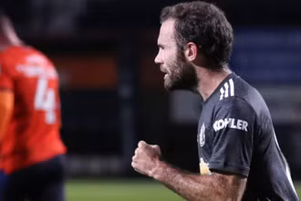 Juan Mata tỏa sáng trong chiến thắng trước Luton ở League Cup. 