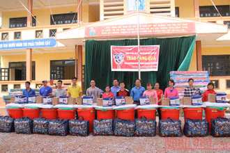 Đại diện Báo Giáo dục -Thời đại và lãnh đạo huyện Nậm Pồ trao quà cho giáo viên, học sinh bị ảnh hưởng bởi thiên tai.