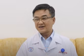 TS, BS Lê Quốc Hùng – Trưởng Khoa Bệnh nhiệt đới, Bệnh viện Chợ Rẫy.