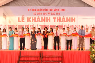 Phó Chủ tịch nước Đặng Thị Ngọc Thịnh cắt băng khánh thành Trường THCS-THPT Phan Văn Đáng tại Vĩnh Long chiều 3-9. 