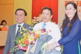 Lãnh đạo Tỉnh ủy, HĐND tỉnh Quảng Ngãi tặng hoa chúc mừng tân Chủ tịch UBND tỉnh Đặng Văn Minh.