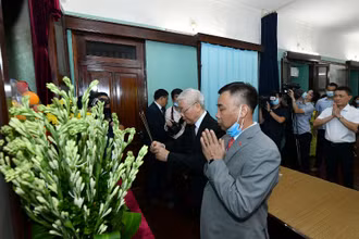 Tổng Bí thư, Chủ tịch nước Nguyễn Phú Trọng dâng hương, tưởng niệm Chủ tịch Hồ Chí Minh.