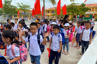 Niềm vui của nhiều học sinh Trường tiểu học Kim Đồng, thị trấn Yên Ninh, huyện Yên Khánh ( Ninh Bình) khi trở lại trường học tập.