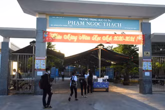 Học sinh Trường THCS Phạm Ngọc Thạch xếp hàng, đo thân nhiệt sáng 14-9.