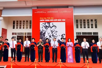 Các đại biểu cắt băng khai mạc triển lãm.