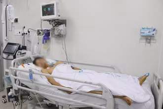 Bệnh nhân N.N.D. vẫn phải thở máy, sức cơ yếu.