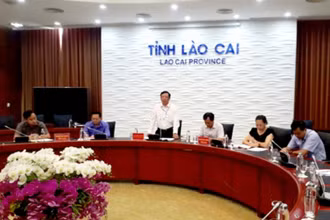 Ông Hoàng Chí Hiền, Chánh Văn phòng UBND tỉnh Lào Cai thông tin tại buổi họp báo.