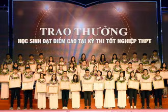 Nghệ An tuyên dương học sinh đạt giải quốc tế, quốc gia và đạt điểm cao trong kỳ thi tốt nghiệp THPT