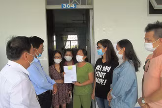 Công dân Việt Nam về từ Pháp được cơ quan chức năng trao giấy chứng nhận hoàn thành cách ly, trở về với gia đình.