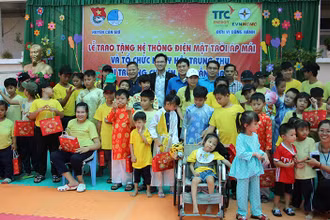 Các đơn vị, doanh nghiệp vui Trung thu cùng các em học sinh Trường Chuyên biệt Cần Thạnh, huyện Cần Giờ.