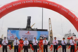 Phó Thủ tướng Thường trực Chính phủ Trương Hòa Bình cùng lãnh đạo các bộ, ngành Trung ương, lãnh đạo tỉnh Long An cắt băng khánh thành Cảng quốc tế Long An giai đoạn 1.