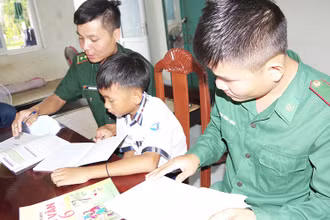Em Phạm Quốc Sỹ học tập với hai cán bộ, chiến sĩ Đồn Biên phòng Phú Mỹ.