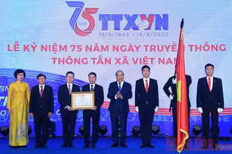 Thay mặt lãnh đạo Đảng, Nhà nước, Thủ tướng Nguyễn Xuân Phúc trao Huân chương Lao động hạng Nhất tặng TTXVN. Ảnh: TRẦN HẢI