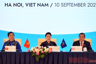 Chủ tịch Quốc hội Nguyễn Thị Kim Ngân chủ trì họp báo. Ảnh: DUY LINH
