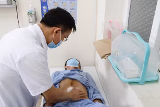 Bác sĩ khám lại cho bệnh nhân sau ca phẫu thuật.
