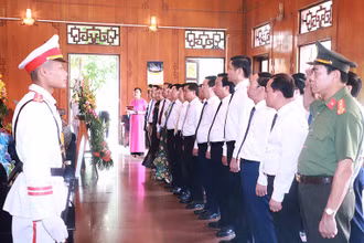 Đoàn đại biểu tỉnh Nghệ An thắp hương, dâng hoa tưởng niệm Chủ tịch Hồ Chí Minh tại Khu Di tích quốc gia đặc biệt Kim Liên. Ảnh: THÀNH DUY